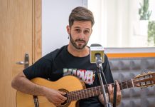 Luni Ruiz en nuestro estudio mientras interpreta su nueva canción.