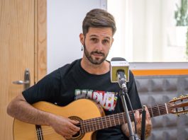 Luni Ruiz en nuestro estudio mientras interpreta su nueva canción.