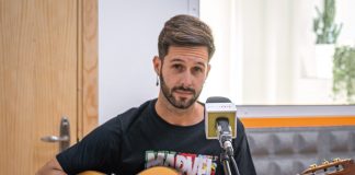 Luni Ruiz en nuestro estudio mientras interpreta su nueva canción.