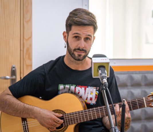 Luni Ruiz en nuestro estudio mientras interpreta su nueva canción.