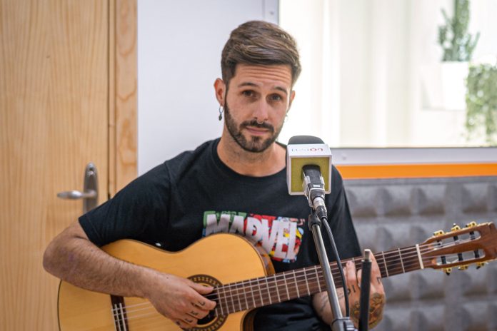 Luni Ruiz en nuestro estudio mientras interpreta su nueva canción.