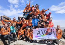 Veinticinco montañeros de la Axarquía coronan el Mulhacén para dar visibilidad a la Asociación de Voluntarios de Oncología Infantil