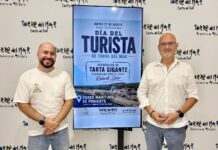 La historia los faros de Torre del Mar con una tarta gigante de seis metros cuadrados Día del Turista en Torre del Mar
