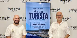 La historia los faros de Torre del Mar con una tarta gigante de seis metros cuadrados Día del Turista en Torre del Mar