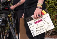 Películas y series rodadas en la Axarquía, de Verano Azul a Fuimos Eternos Claqueta y cámara durante un rodaje, imagen de las películas y series rodadas en la Axarquía