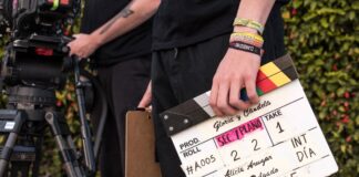 Películas y series rodadas en la Axarquía, de Verano Azul a Fuimos Eternos Claqueta y cámara durante un rodaje, imagen de las películas y series rodadas en la Axarquía