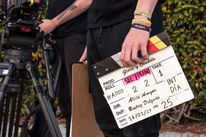 Rodaje con claqueta y cámara, películas y series rodadas en la Axarquía Claqueta y cámara durante un rodaje, imagen de las películas y series rodadas en la Axarquía