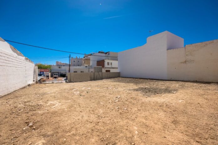 Viviendas protegidas en Nerja: parcela de calle Greco donde se construirá el edificio