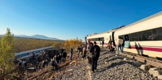 Un AVE y un Iryo chocan en Toledo y cortan la alta velocidad con Andalucía Pasajeros caminan junto a la vía y un vagón volcado en el terraplén tras el accidente de tren en Urda (Toledo)
