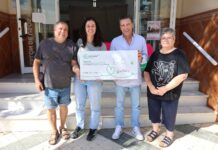 La AECC de Torrox recibe una donación de 800 euros del Brezelfest junto al alcalde, Óscar Medina