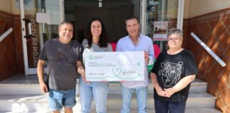 El pan alemán del Brezelfest deja 800 euros a la AECC de Torrox La AECC de Torrox recibe una donación de 800 euros del Brezelfest junto al alcalde, Óscar Medina