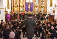 Las Golondrinas celebran 20 años con un concierto de nueve bandas Banda de Música Las Golondrinas durante un concierto en una iglesia, con su director de espaldas