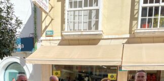 El Black Month vuelve a Vélez-Málaga con un viaje de 3.000 € en juego Presentación del Black Month en Vélez-Málaga con representantes de la ACEV y del Ayuntamiento