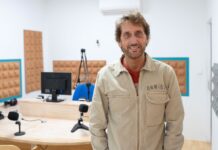 Antonio Guerra en los estudios de Fusión Radio, donde presentó Breva, pasado y presente