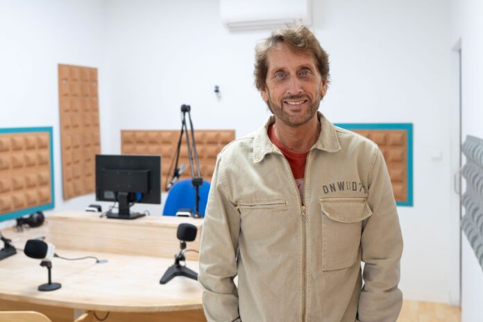 Antonio Guerra presenta Breva, pasado y presente Antonio Guerra en los estudios de Fusión Radio, donde presentó Breva, pasado y presente