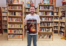 Torrox invita a sus escolares a escribir el mejor cuento de Navidad Concurso de cuentos de Navidad en Torrox: un hombre muestra el cartel en la biblioteca