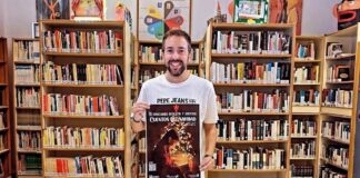 Torrox invita a sus escolares a escribir el mejor cuento de Navidad Concurso de cuentos de Navidad en Torrox: un hombre muestra el cartel en la biblioteca