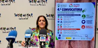 Vélez-Málaga abre 75 plazas de formación para personas desempleadas Rueda de prensa en Torre del Mar para presentar la convocatoria INTEGRA+ Vélez-Málaga junto a su cartel