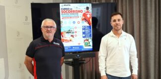 Presentación del curso de socorrismo en Torrox junto al cartel del curso intensivo de diciembre
