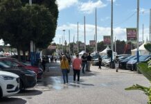 Público paseando entre coches en la Feria del Motor de Vélez-Málaga