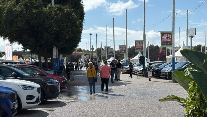 Feria del Motor de Vélez-Málaga Público paseando entre coches en la Feria del Motor de Vélez-Málaga