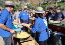 Torrox busca cartel y vino dulce para su 45ª Fiesta de las Migas Voluntarios preparan migas en grandes sartenes durante la Fiesta de las Migas de Torrox
