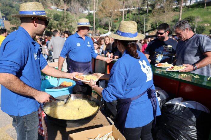 Fiesta de las Migas de Torrox: voluntarios preparando migas Voluntarios preparan migas en grandes sartenes durante la Fiesta de las Migas de Torrox