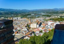 Vélez-Málaga suspende Halloween en todos sus núcleos en señal de luto Vista de Vélez-Málaga desde la Fortaleza, municipio donde se ha cancelado el Halloween en Vélez-Málaga por el accidente de tren