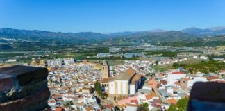 Vélez-Málaga suspende Halloween en todos sus núcleos en señal de luto Vista de Vélez-Málaga desde la Fortaleza, municipio donde se ha cancelado el Halloween en Vélez-Málaga por el accidente de tren