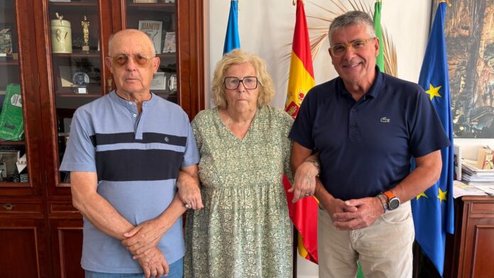 Hijos Predilectos de Nerja: Mari Trini Pascual y Antonio Jaime con el alcalde Mari Trini Pascual y Antonio Jaime, Hijos Predilectos de Nerja, junto al alcalde José Alberto Armijo