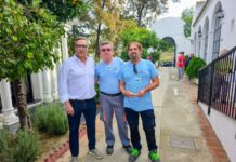 Los cementerios de Vélez abren de 9 a 19 horas y habrá autobús especial Tres hombres en el cementerio municipal de Vélez-Málaga, donde se amplía el horario de cementerios por Todos los Santos