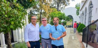 Los cementerios de Vélez abren de 9 a 19 horas y habrá autobús especial Tres hombres en el cementerio municipal de Vélez-Málaga, donde se amplía el horario de cementerios por Todos los Santos