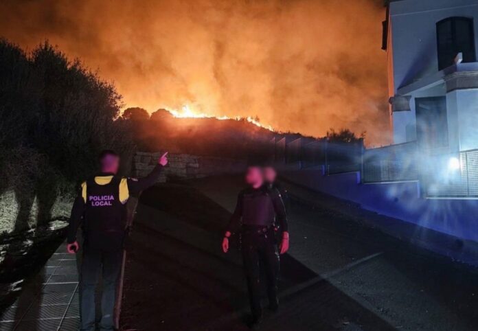 Incendio de Calaceite en Torrox Agentes de la Policía Local vigilan las llamas del incendio de Calaceite, en Torrox, durante la madrugada