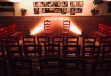 Escenario y sillas de la Peña Flamenca Niño de Vélez, sede de Injerto en Rama