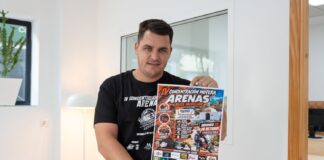 La IV Ruta Mudejar trae motos, acrobacias y música a Arenas este domingo IV Ruta Mudejar en Arenas: un integrante de Halcones de Bentomiz muestra el cartel del evento