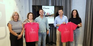 Marcha contra el Cáncer de Torrox: presentación con camisetas rosas