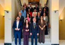 Jesús María Claros, nuevo alcalde de Vélez-Málaga, posa con la Corporación municipal en la escalera del Ayuntamiento tras el pleno