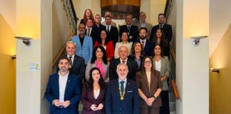 Jesús María Claros, nuevo alcalde de Vélez-Málaga, posa con la Corporación municipal en la escalera del Ayuntamiento tras el pleno