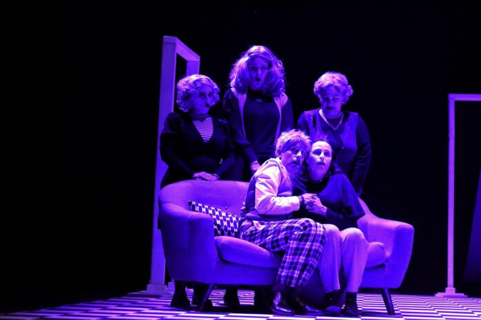 Programación del Teatro Villa de Torrox en otoño Programación del Teatro Villa de Torrox: intérpretes en escena durante una obra de teatro