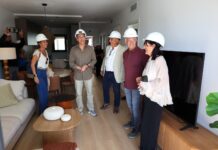 Puerto Narixa prevé 2.275 viviendas y estudia un puente hacia Torrox Visita a una vivienda de las obras de Puerto Narixa, en Torrox, con cascos de seguridad