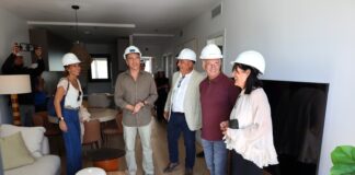 Puerto Narixa prevé 2.275 viviendas y estudia un puente hacia Torrox Visita a una vivienda de las obras de Puerto Narixa, en Torrox, con cascos de seguridad