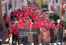 Más de 2.000 personas tiñen de rosa Torrox en su marcha contra el cáncer Participantes con camiseta rosa en el récord de la marcha contra el cáncer de Torrox, por el casco histórico