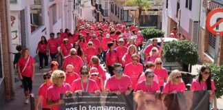 Más de 2.000 personas tiñen de rosa Torrox en su marcha contra el cáncer Participantes con camiseta rosa en el récord de la marcha contra el cáncer de Torrox, por el casco histórico