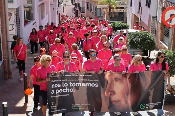 Récord en la marcha contra el cáncer de Torrox Participantes con camiseta rosa en el récord de la marcha contra el cáncer de Torrox, por el casco histórico