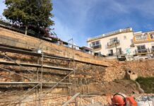 Nerja invierte 44.528 euros en reformar el muro de la plaza de Maro Obras de reforma del muro de la plaza de Maro, en Nerja