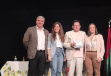 Acto inaugural de la XXII Semana del Mayor de Almáchar con el alcalde y las autoridades junto a los premiados