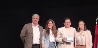 Almáchar abre la Semana del Mayor premiando a Axarquía TV y a su Abuela 2026 Acto inaugural de la XXII Semana del Mayor de Almáchar con el alcalde y las autoridades junto a los premiados