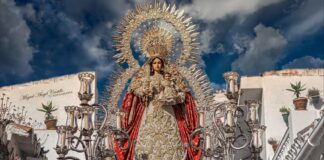 Imagen de Nuestra Señora de la Cabeza en su trono, protagonista del Triduo de la Virgen de la Cabeza en Vélez-Málaga