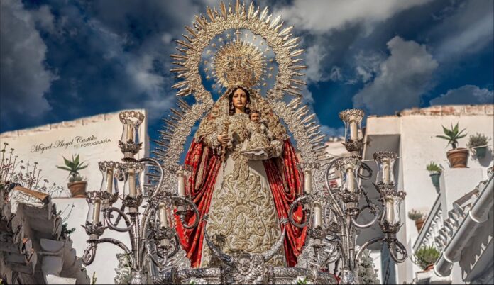 Triduo de la Virgen de la Cabeza en Vélez-Málaga Imagen de Nuestra Señora de la Cabeza en su trono, protagonista del Triduo de la Virgen de la Cabeza en Vélez-Málaga