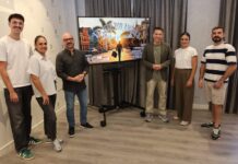 Lorca vuelve a recorrer las calles de Torrox con ‘Viajero por América’ Presentación de Viajero por América en Torrox con los organizadores junto al cartel